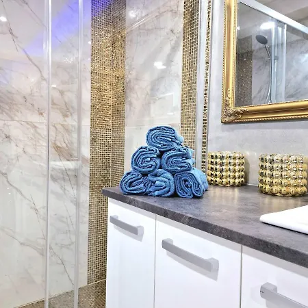 Wellness Gold With Private Sauna & Jacuzzi 아파트 *