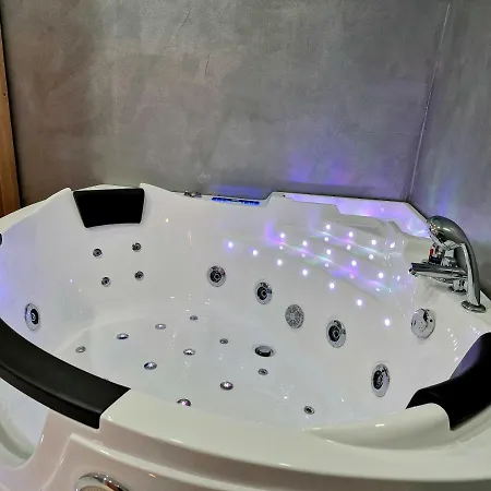 Wellness Gold With Private Sauna & Jacuzzi 아파트 *